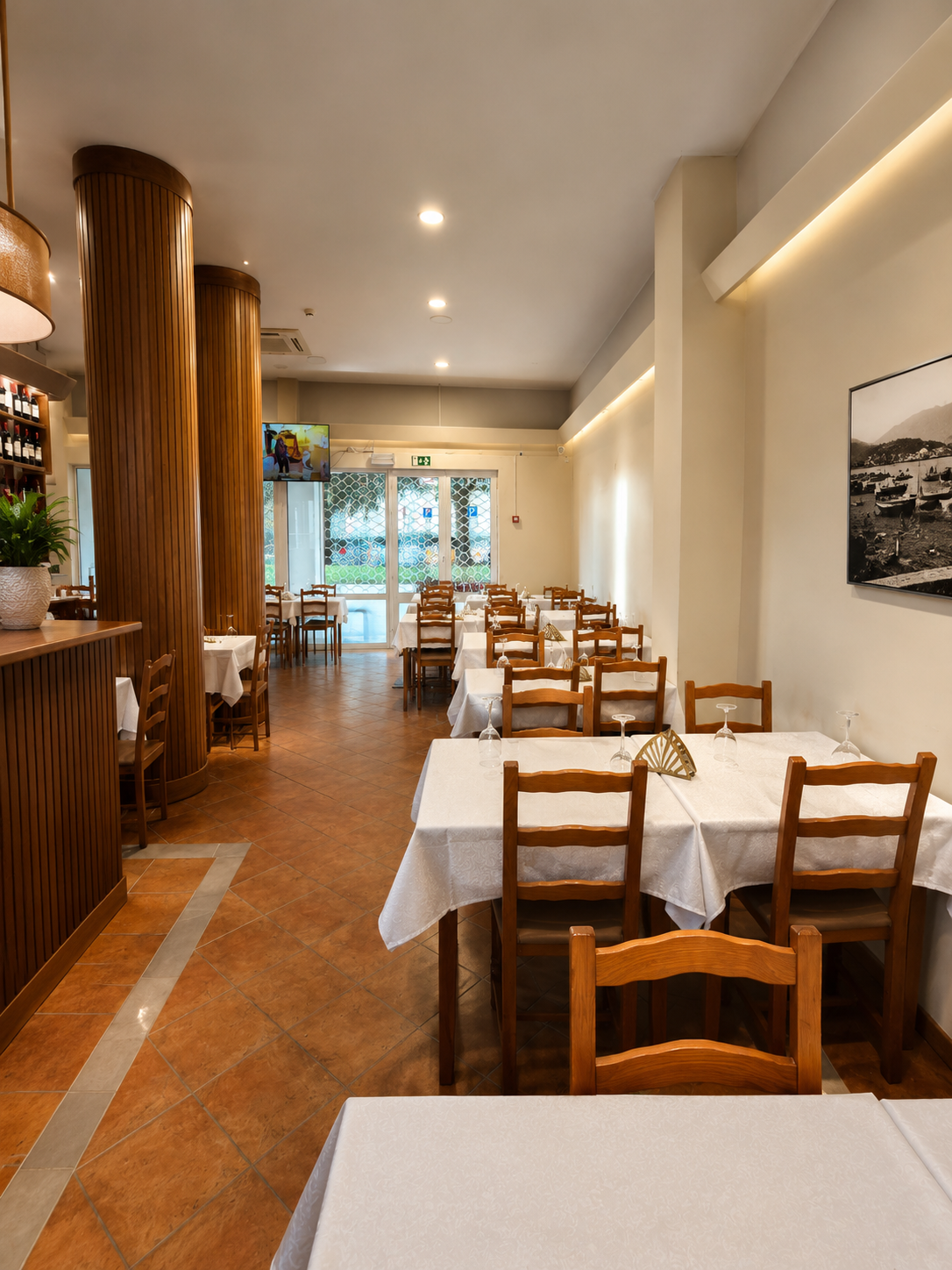 Ambiente interior sofisticado e acolhedor do Sabores da Trindade